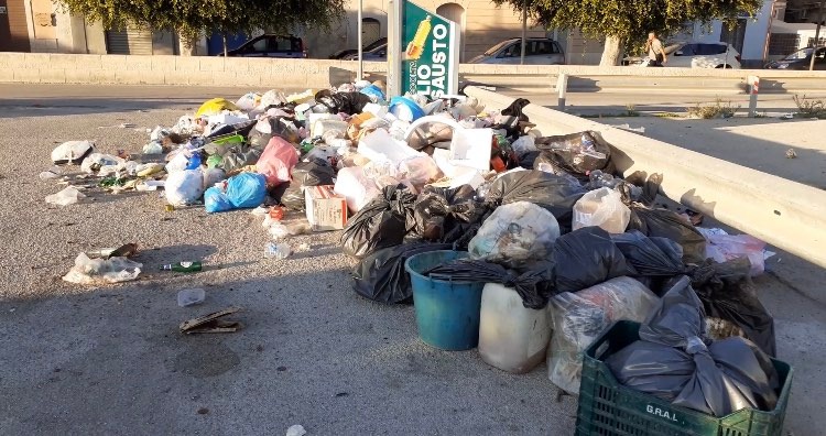 Licata e i rifiuti, una città fuori controllo 