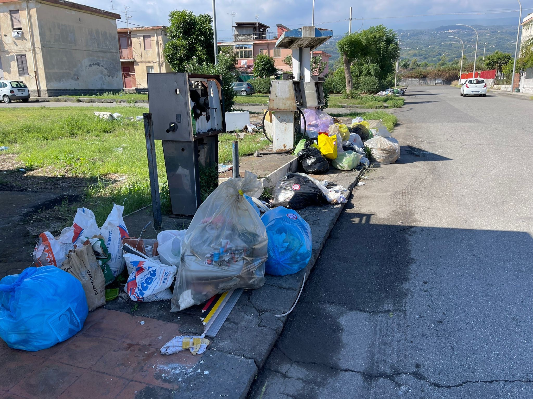 Rifiuti, cestini trafugati: Catania fa i conti con i vandali