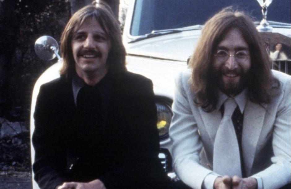 Ringo Starr sta male e salta il concerto, l’ex dei Beatles: “Disturbo sconosciuto”