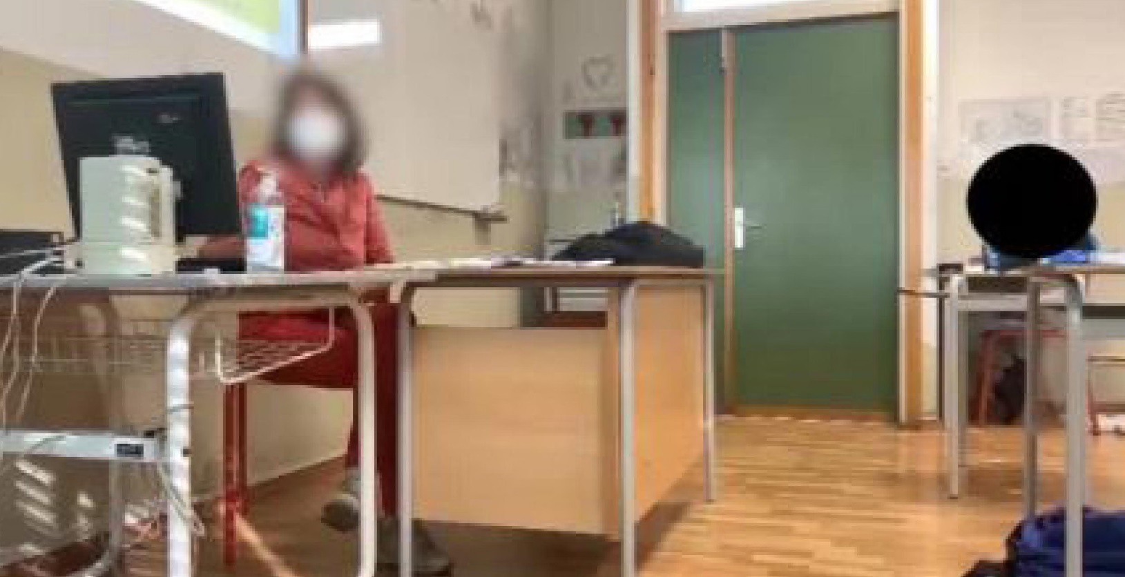 Studenti sparano con una pistola ad aria compressa alla prof in classe