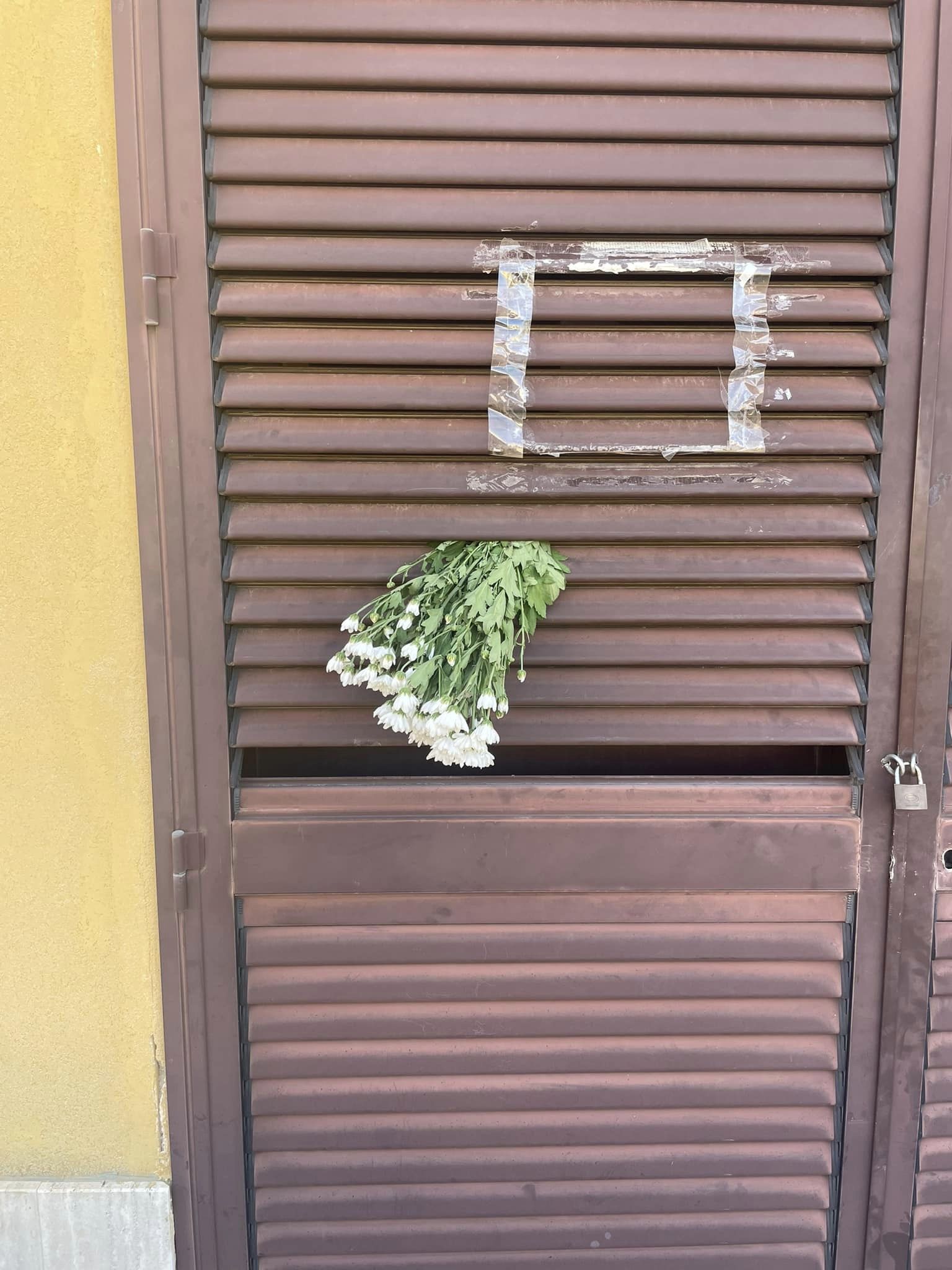 Salme in attesa di essere tumulate, caos al cimitero di Agrigento – VIDEO