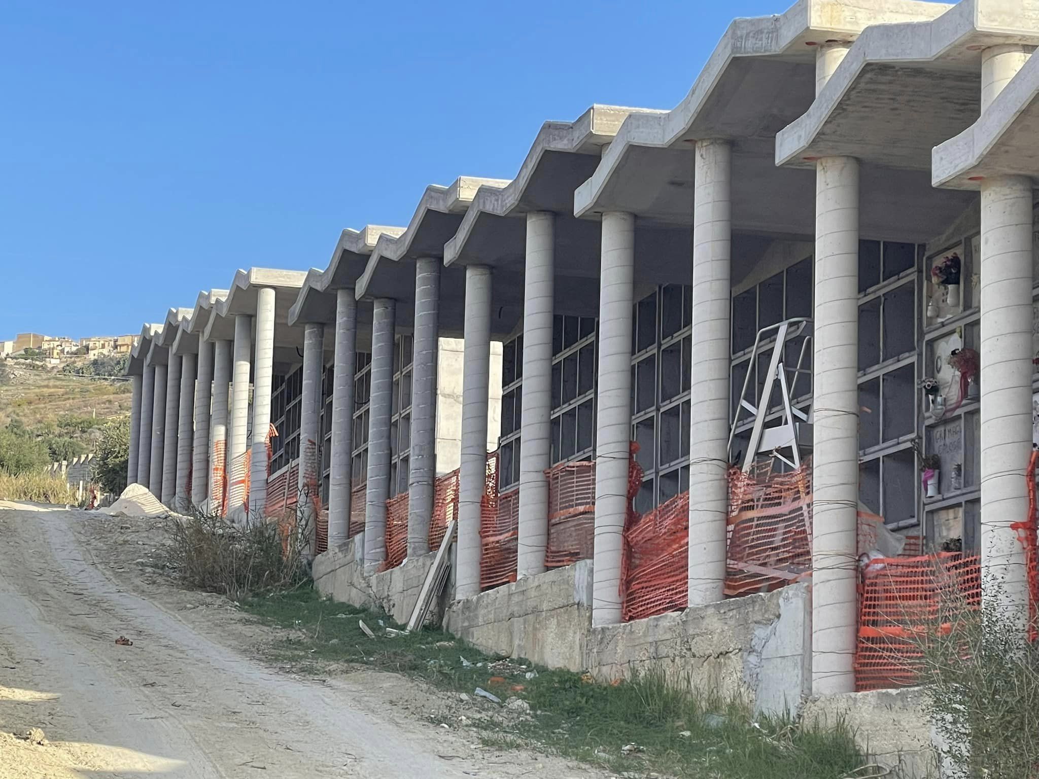 Salme in attesa di essere tumulate, caos al cimitero di Agrigento – VIDEO