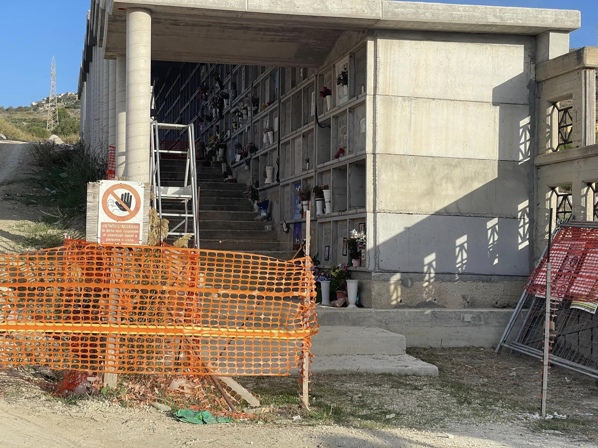 Salme in attesa di essere tumulate, caos al cimitero di Agrigento – VIDEO