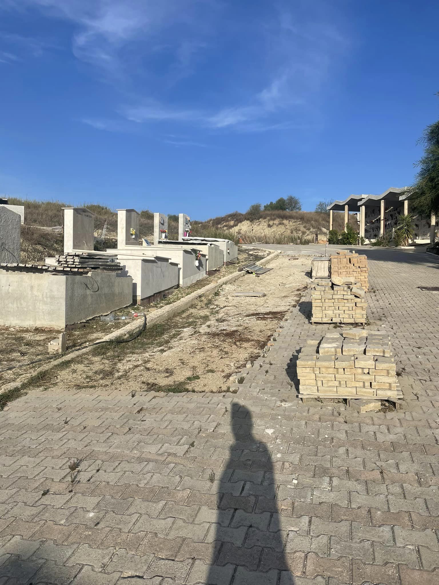 Salme in attesa di essere tumulate, caos al cimitero di Agrigento – VIDEO