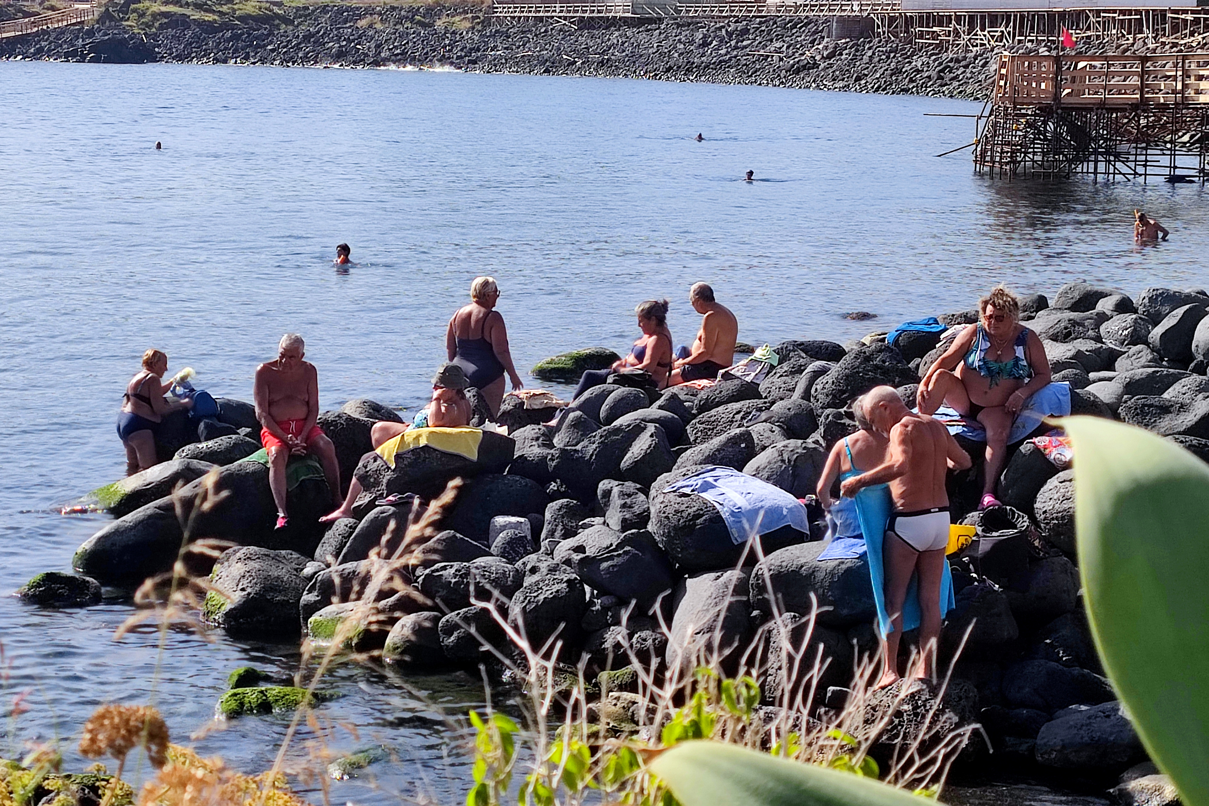 Catania, fine ottobre con 30 gradi: folla di bagnanti a San Giovanni Li Cuti FOTO
