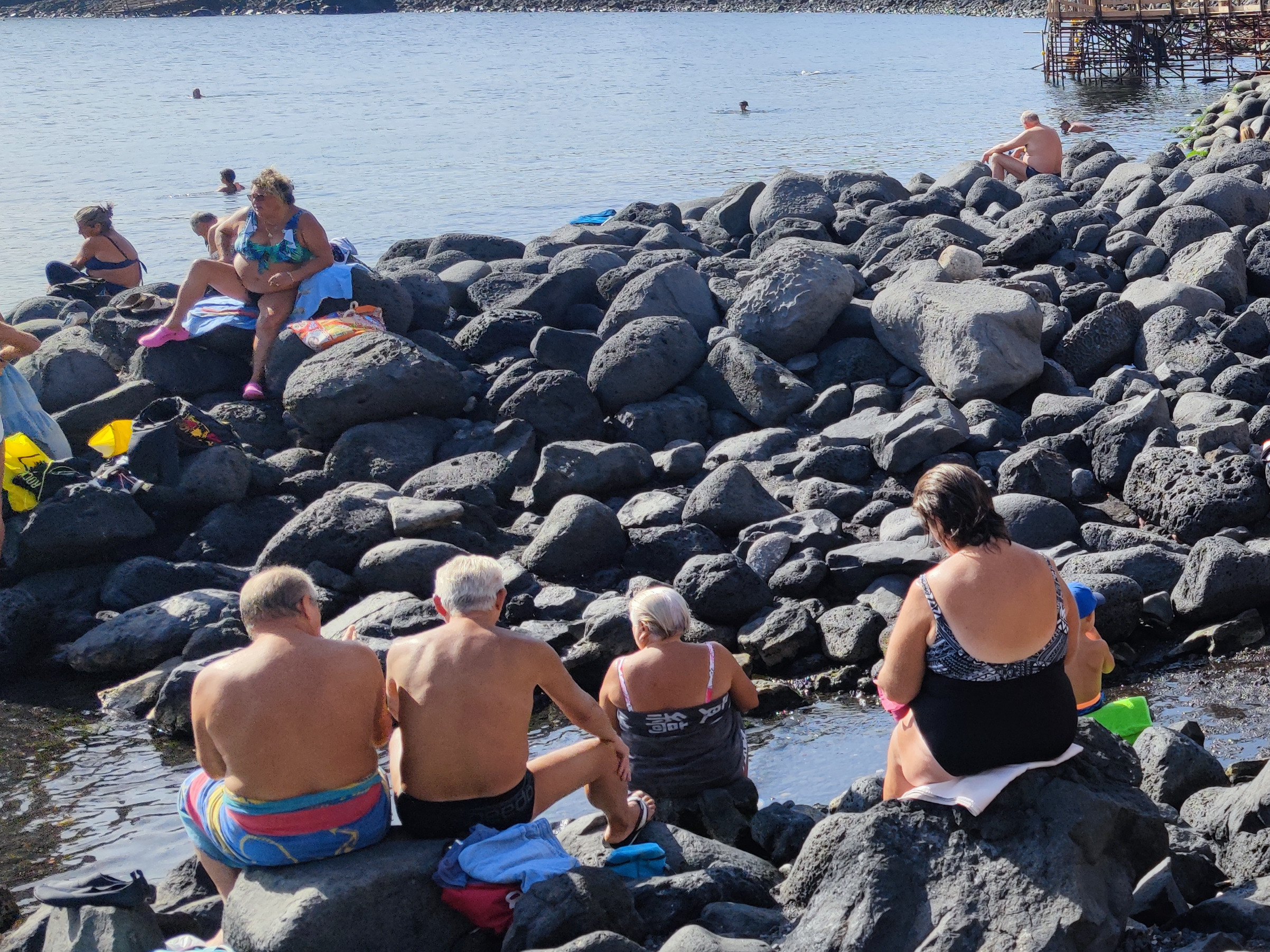 Catania, fine ottobre con 30 gradi: folla di bagnanti a San Giovanni Li Cuti FOTO