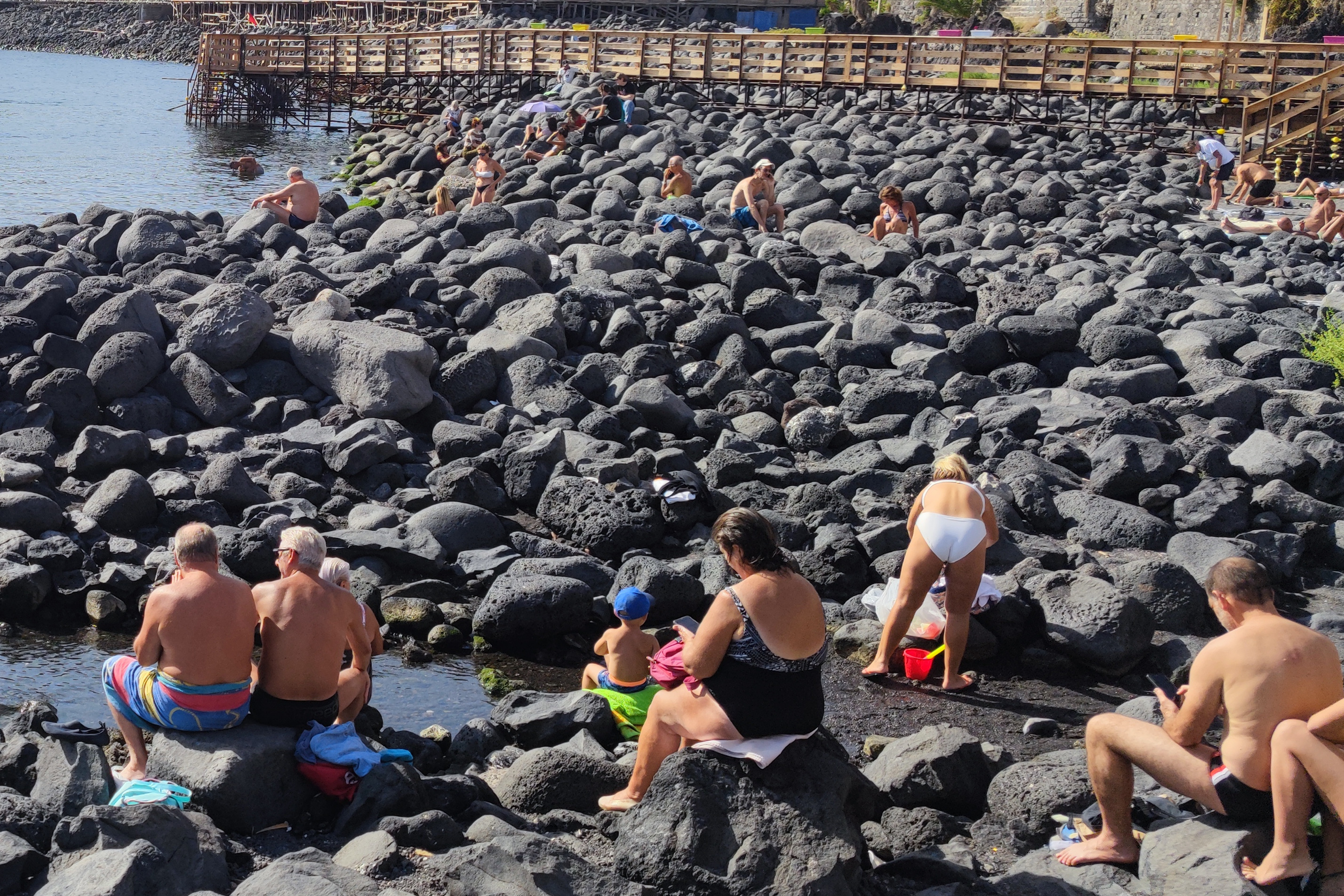 Catania, fine ottobre con 30 gradi: folla di bagnanti a San Giovanni Li Cuti FOTO