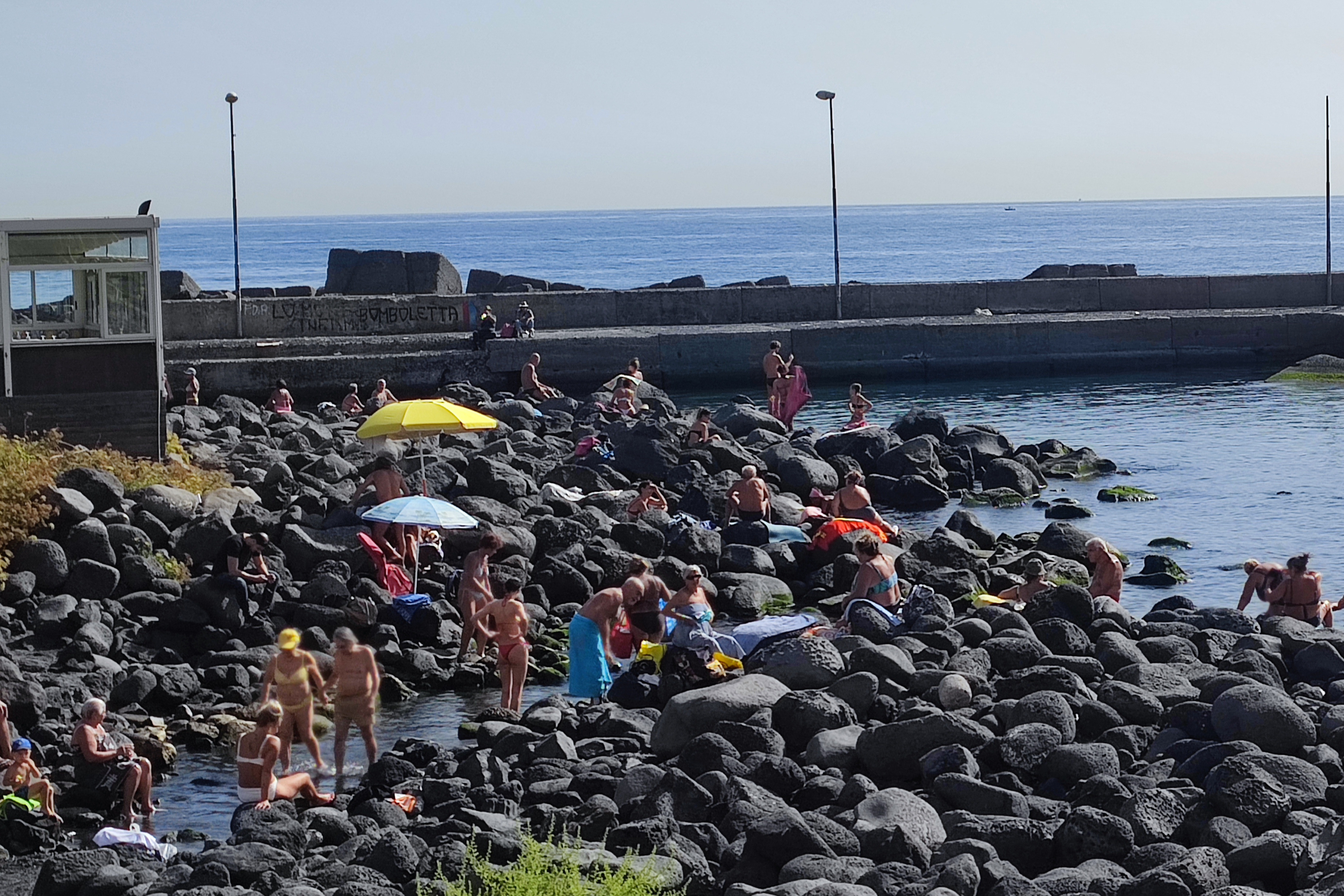 Catania, fine ottobre con 30 gradi: folla di bagnanti a San Giovanni Li Cuti FOTO