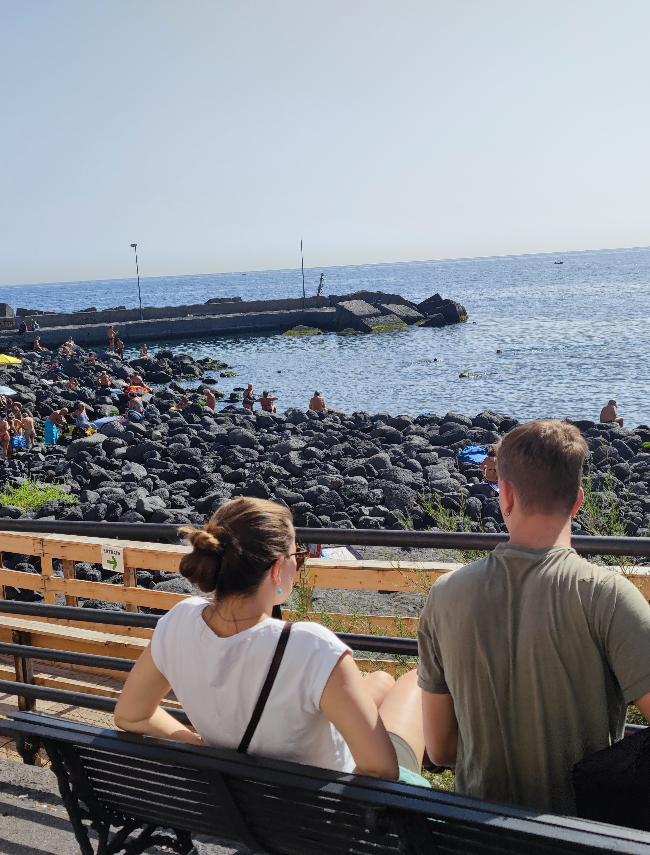 Catania, fine ottobre con 30 gradi: folla di bagnanti a San Giovanni Li Cuti FOTO