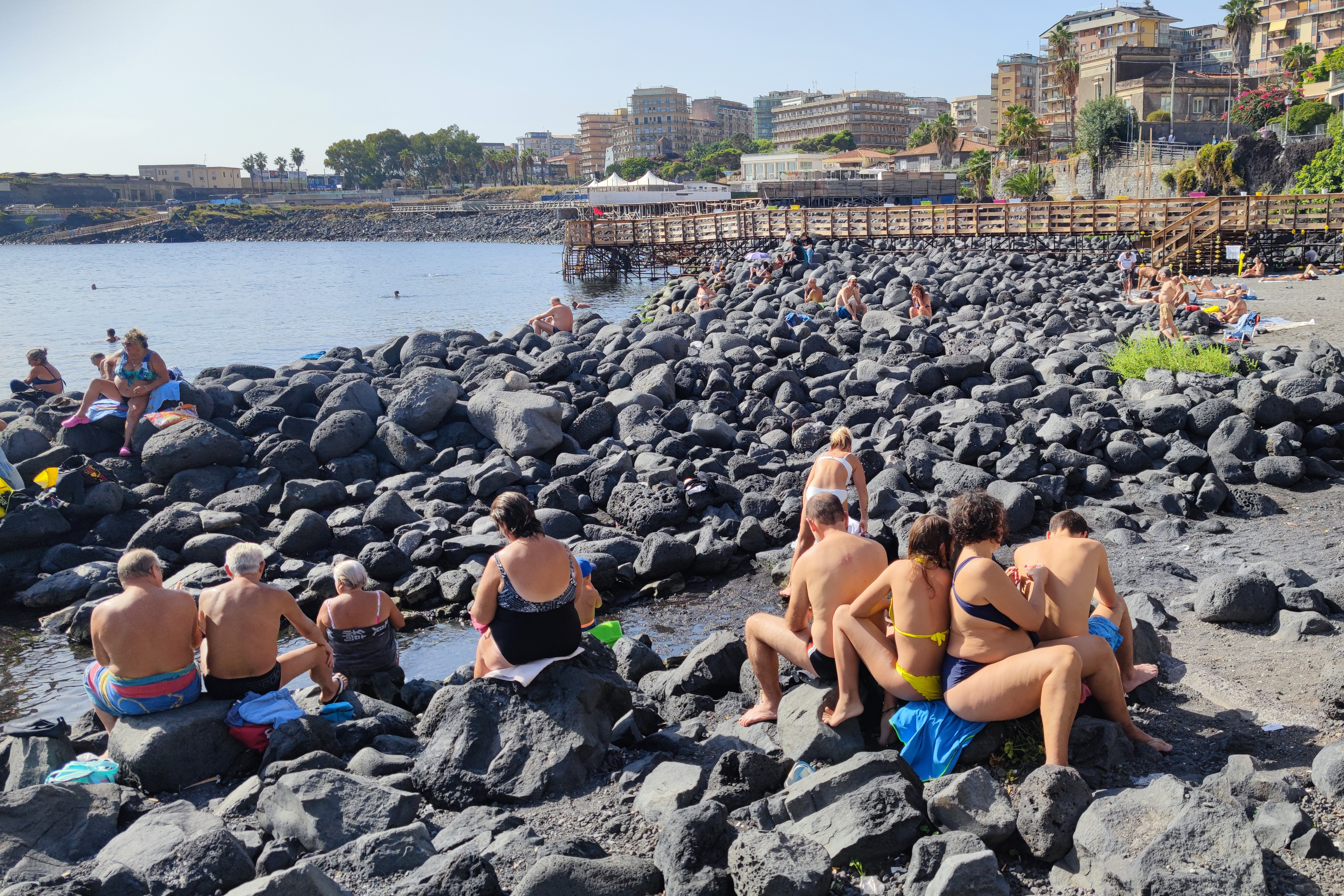 Catania, fine ottobre con 30 gradi: folla di bagnanti a San Giovanni Li Cuti FOTO