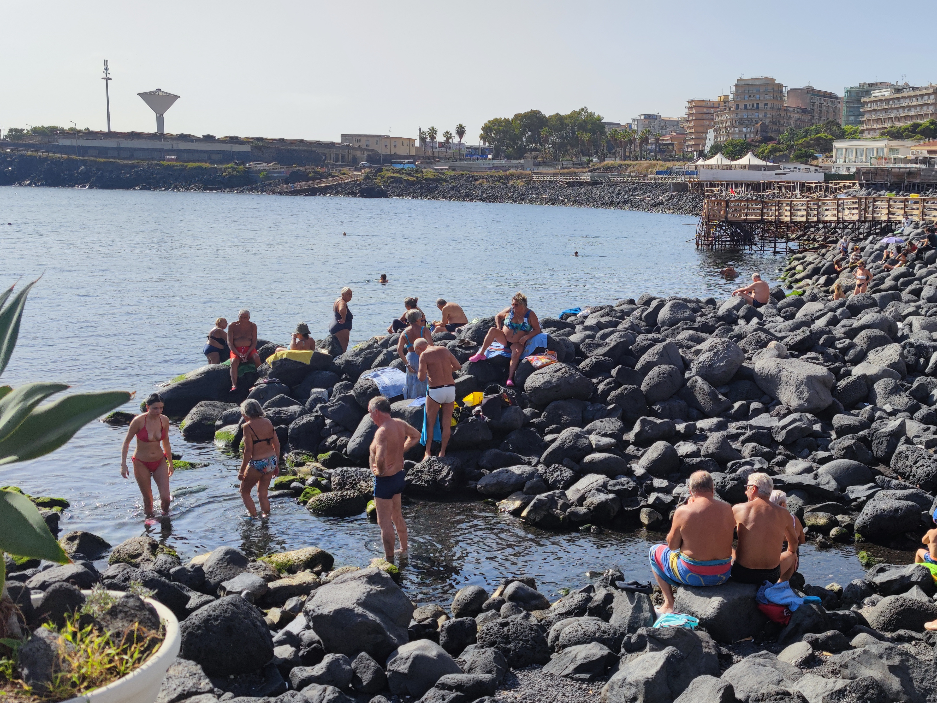 Catania, fine ottobre con 30 gradi: folla di bagnanti a San Giovanni Li Cuti FOTO