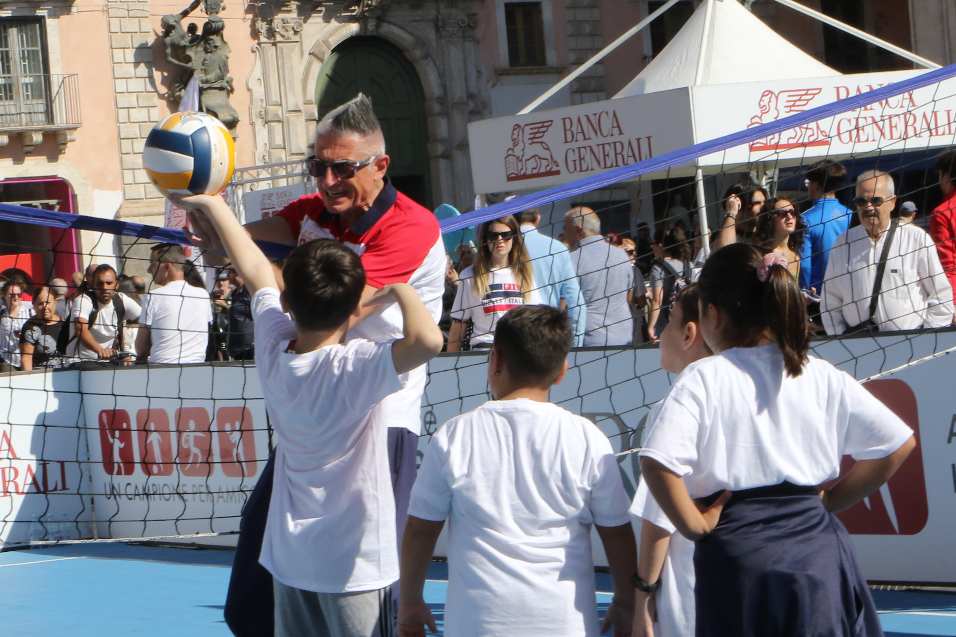 “Un campione per amico”, in piazza Università i giovani incontrano Panatta, Lucchetta e Graziani