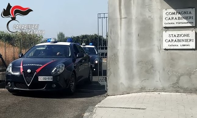 Spaccio in un palazzo di Villaggio Sant’Agata ed evasione, intervengono i carabinieri: 2 arresti