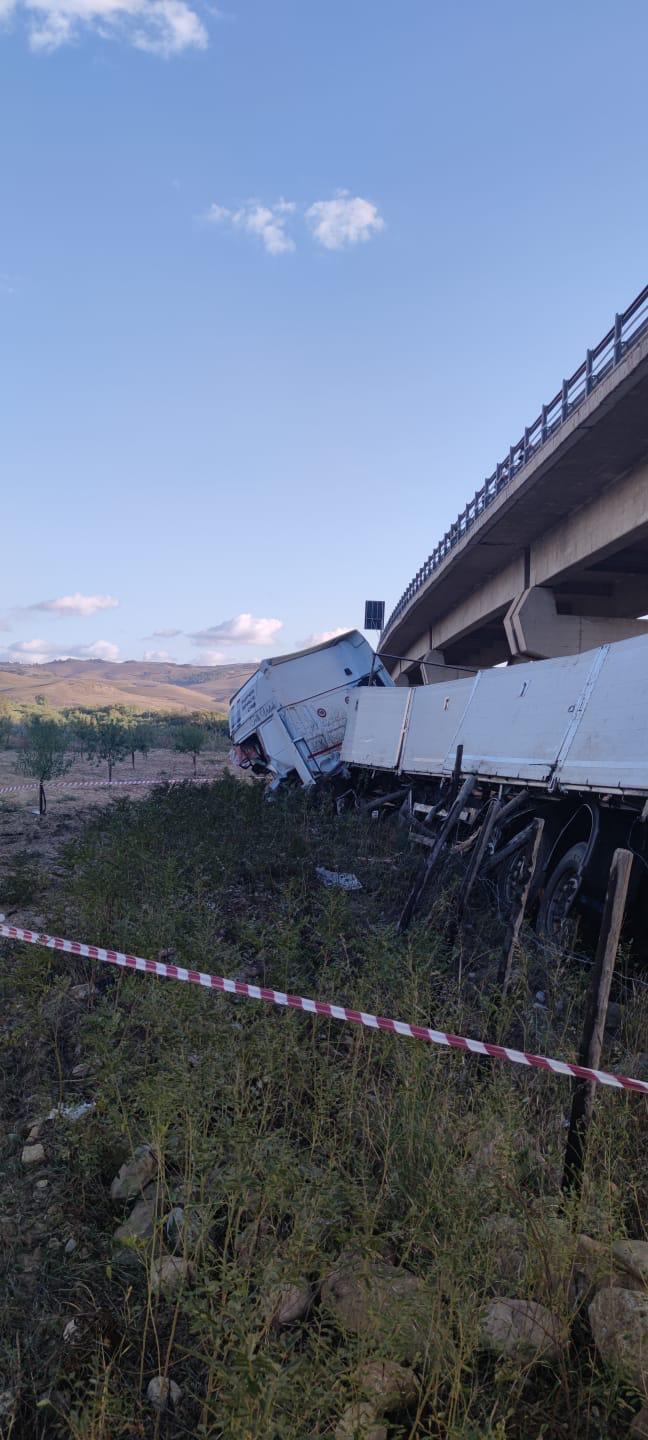 Incidente nel Nisseno: salgono a due le vittime dello scontro tra un tir e due auto