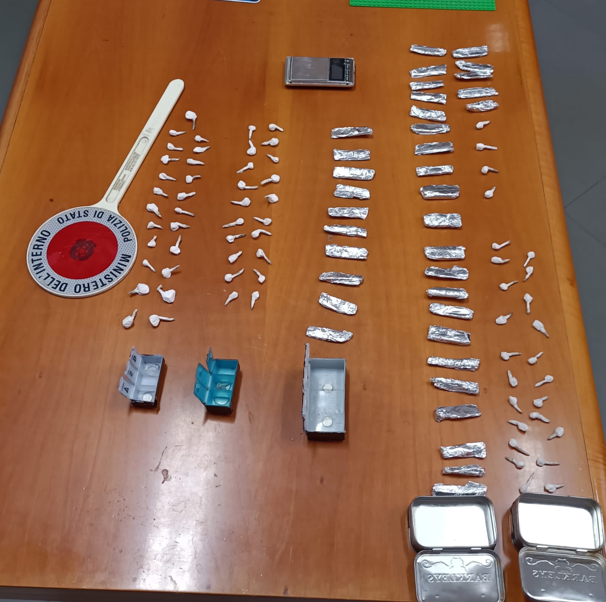 Droga nascosta per strada a Ballarò pronta per essere venduta: sequestri a Palermo