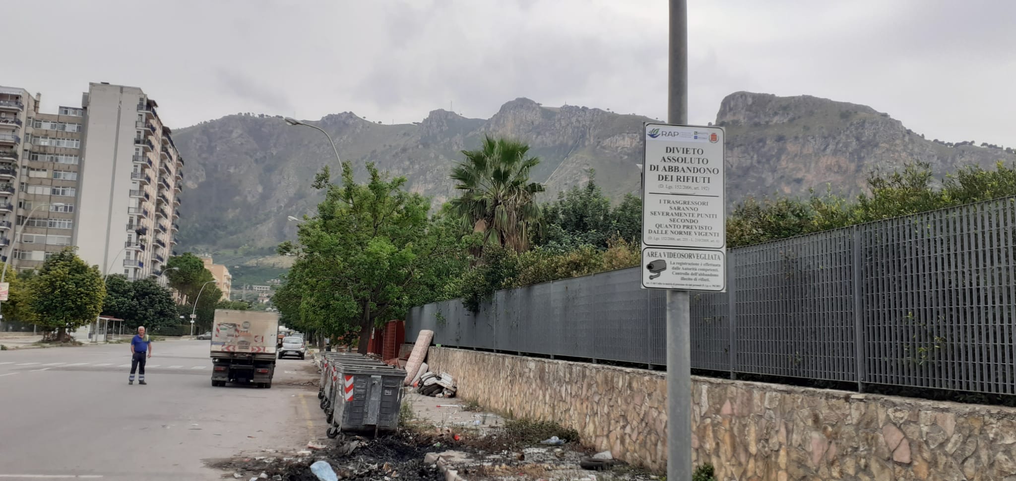 Palermo, vandalizzate telecamere per contrastare abbandono rifiuti: presentato esposto