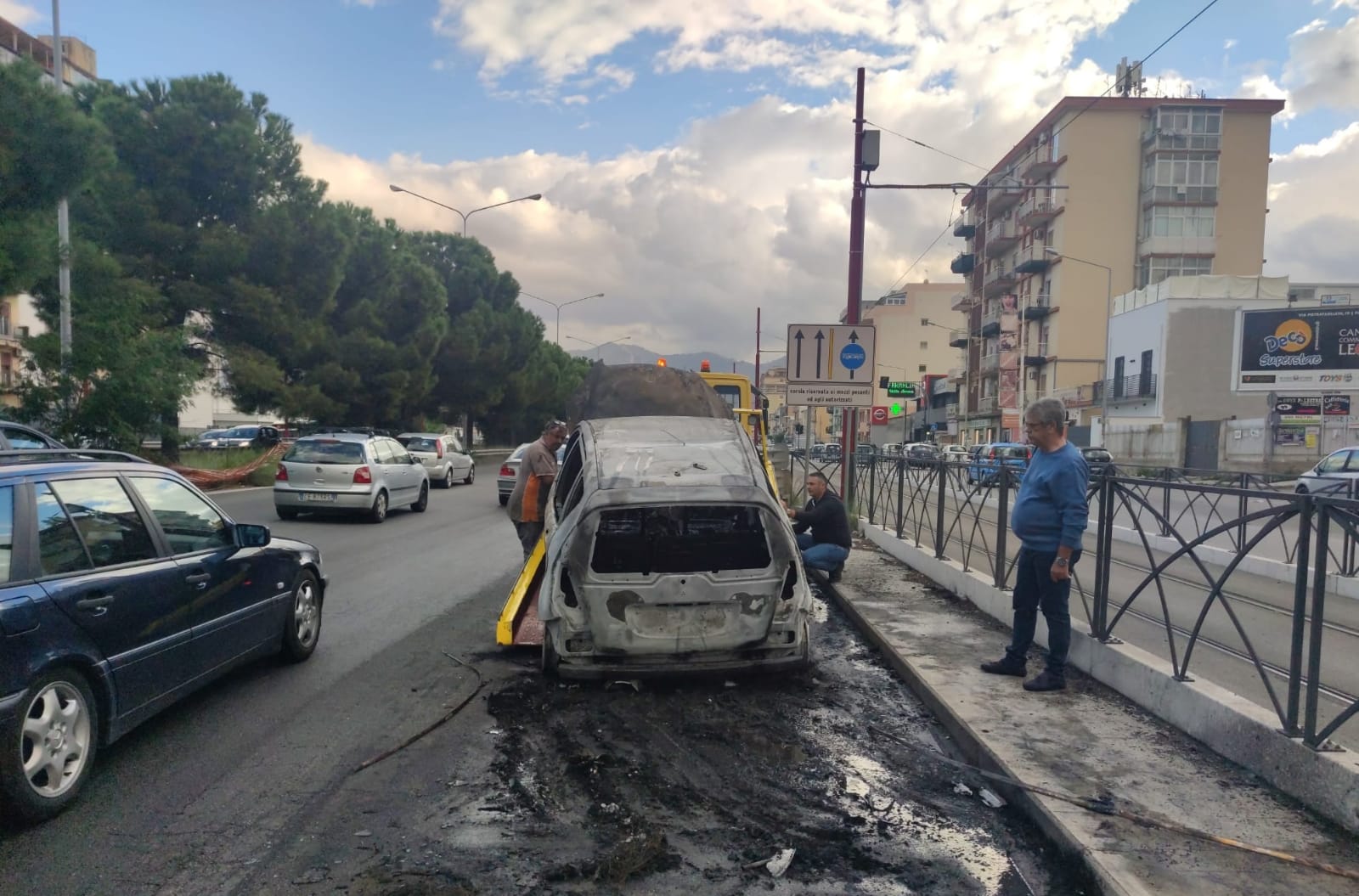 Auto in fiamme a Palermo: traffico paralizzato in viale Regione Siciliana (foto e video)