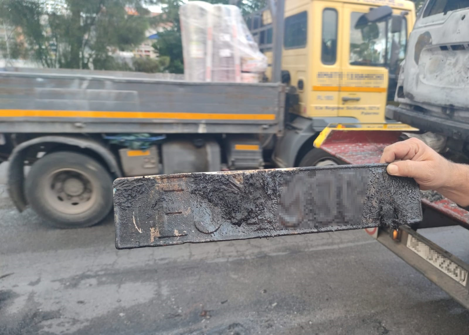 Auto in fiamme a Palermo: traffico paralizzato in viale Regione Siciliana (foto e video)