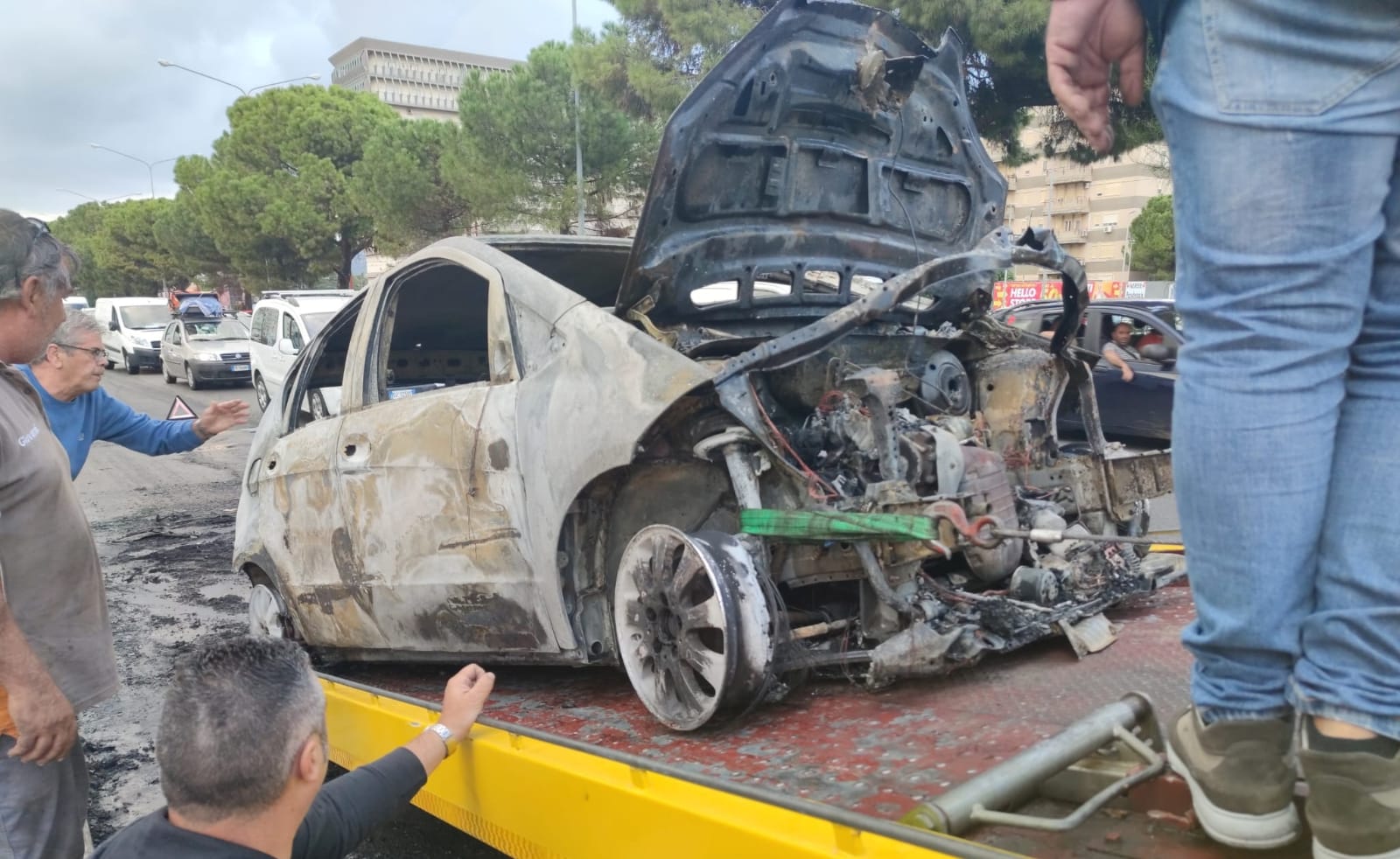 Auto in fiamme a Palermo: traffico paralizzato in viale Regione Siciliana (foto e video)