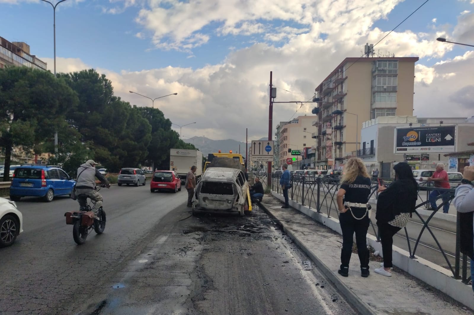 Auto in fiamme a Palermo: traffico paralizzato in viale Regione Siciliana (foto e video)