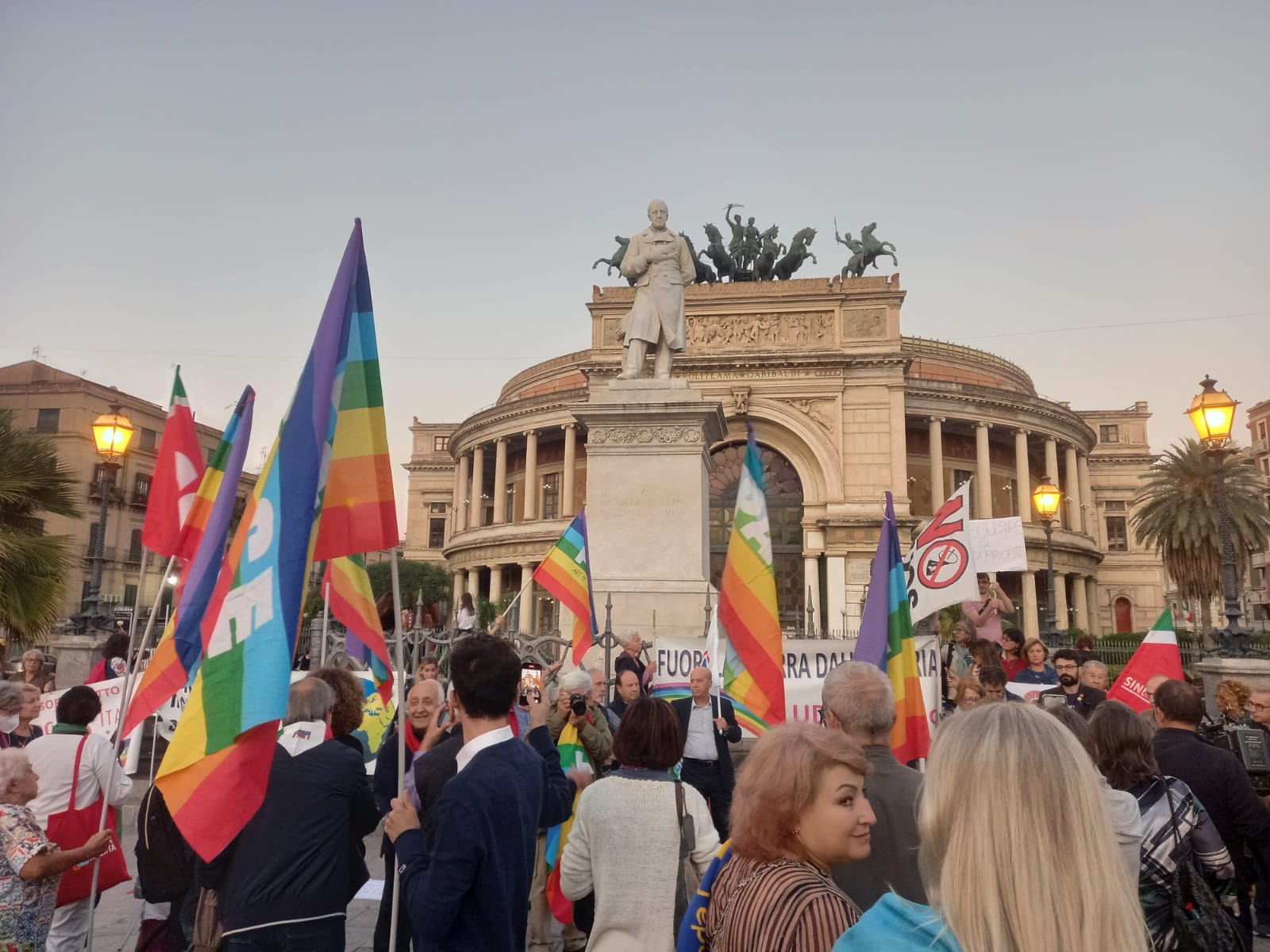 Manifestazione per la pace a Palermo: bandiere, cori ed emozioni al Politeama