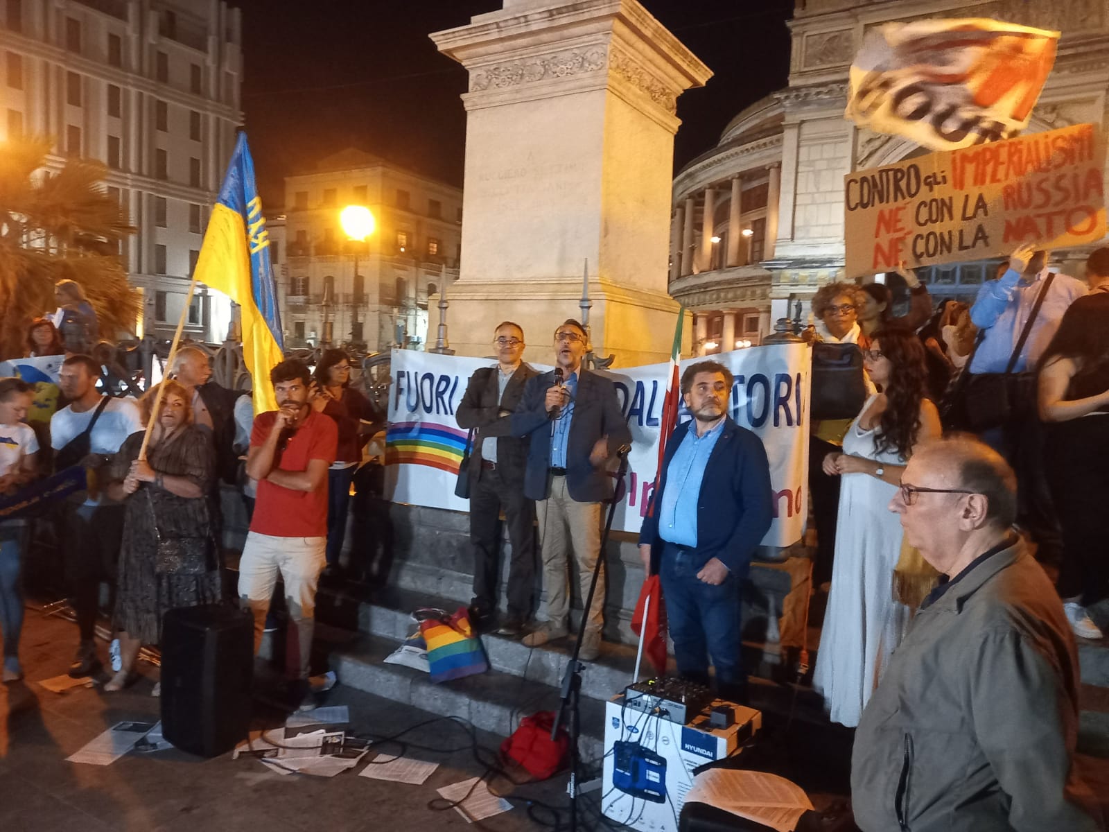 Galleria foto 'Manifestazione per la pace a Palermo: bandiere, cori ed emozioni al Politeama' - foto 3