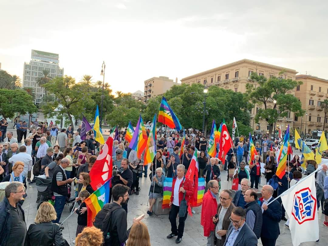 Manifestazione per la pace a Palermo: bandiere, cori ed emozioni al Politeama