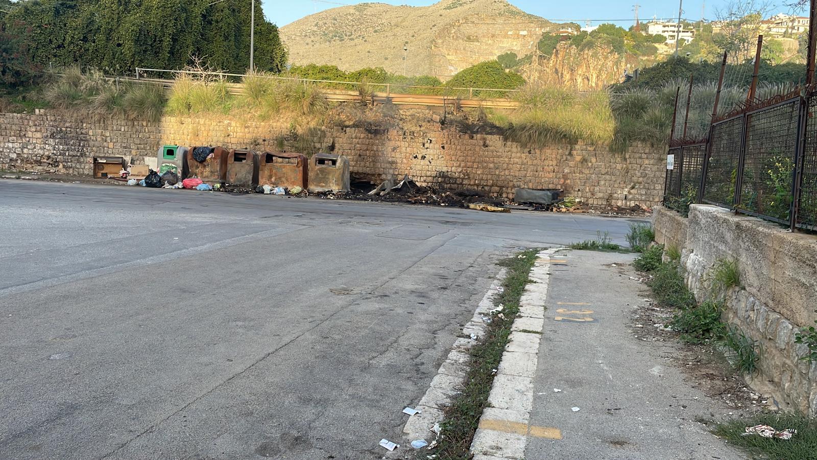 Palermo, in fiamme rifiuti vicino scuola, preside Giusto Catania chiude plessi