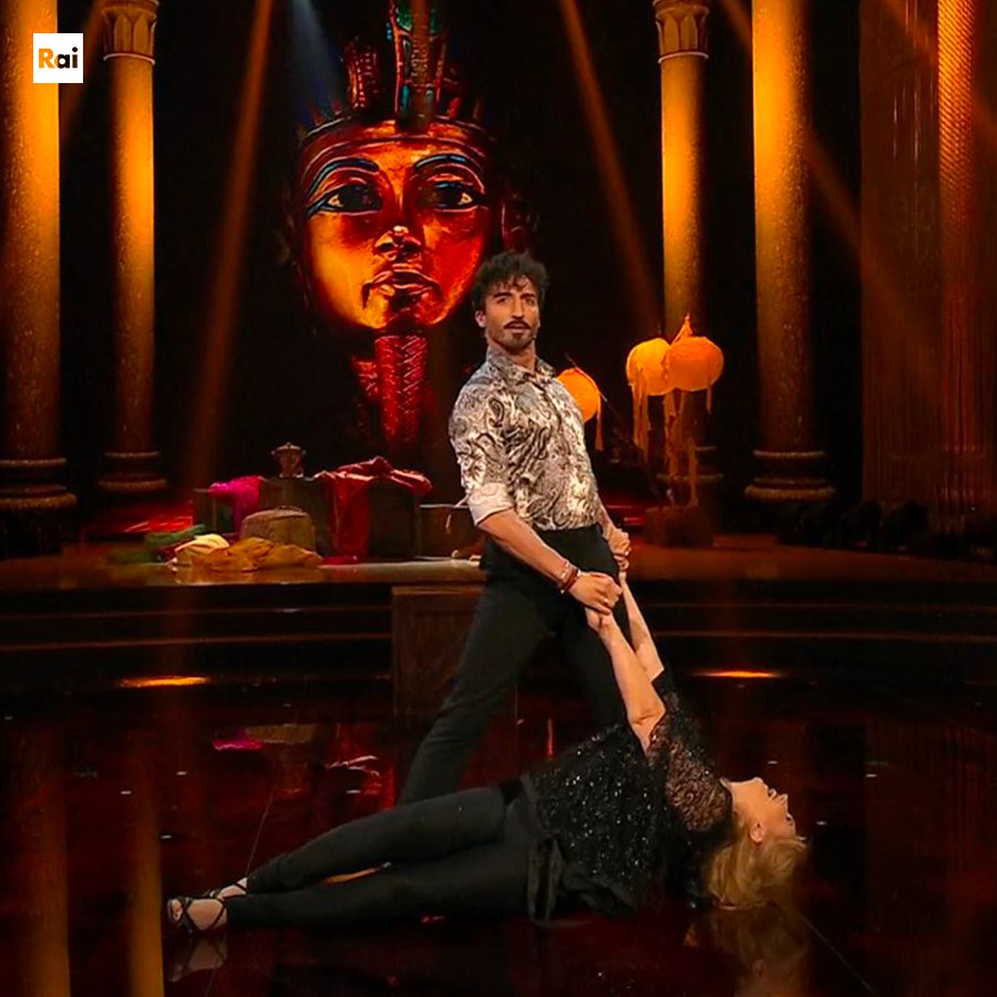 Ballando con le stelle 2022, terza puntata: colpo di scena finale e polemiche Ballando con le stelle 2022, terza puntata: colpo di scena finale e polemiche