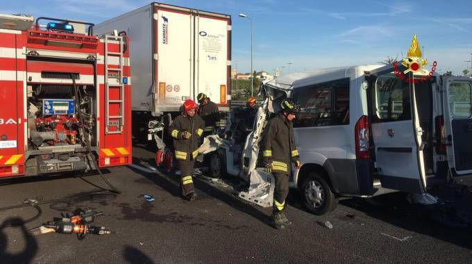 Incidente mortale sulla A4, 6 morti: ipotesi malore del conducente