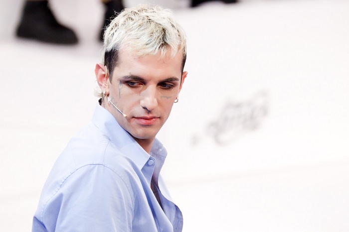 “Amici”, terzo appuntamento con il talent: Achille Lauro giudica la sfida delle cover “Amici”, terzo appuntamento con il talent: Achille Lauro giudica la sfida delle cover