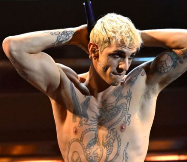 “Amici”, terzo appuntamento con il talent: Achille Lauro giudica la sfida delle cover “Amici”, terzo appuntamento con il talent: Achille Lauro giudica la sfida delle cover