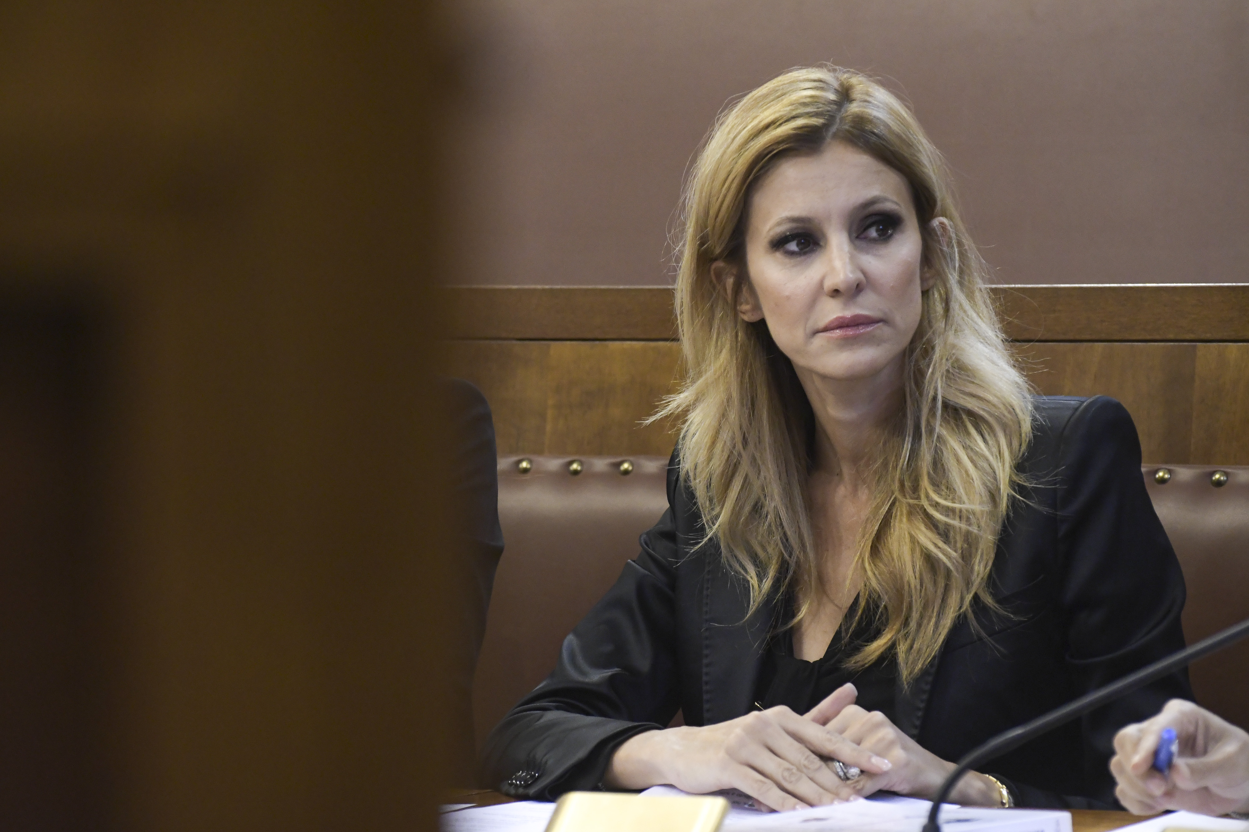 Ex marito di Adriana Volpe accusato di maltrattamenti: “Mi diceva ti distruggo”