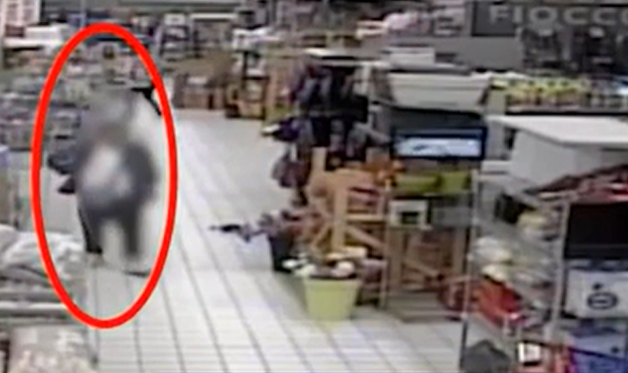 Assalto al centro commerciale di Assago, ecco il video choc dell’aggressione