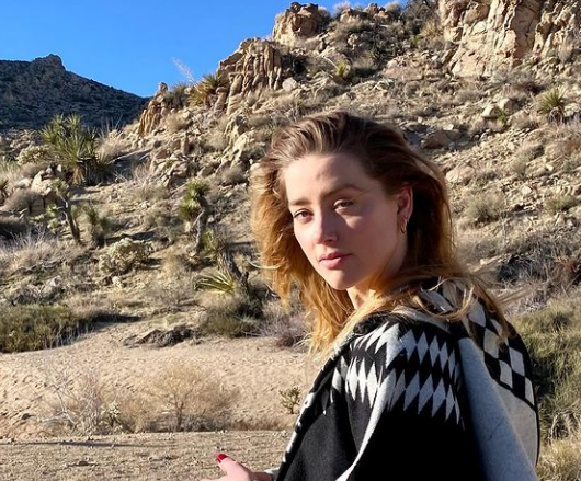 Dopo la battaglia legale con Johnny Depp, Amber Heard si rifugia in Spagna con la figlia Dopo la battaglia legale con Johnny Depp, Amber Heard si rifugia in Spagna con la figlia