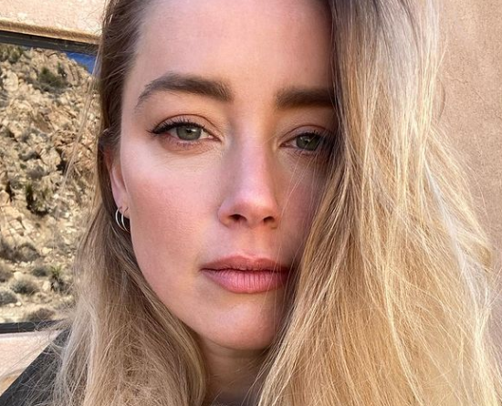 Dopo la battaglia legale con Johnny Depp, Amber Heard si rifugia in Spagna con la figlia Dopo la battaglia legale con Johnny Depp, Amber Heard si rifugia in Spagna con la figlia