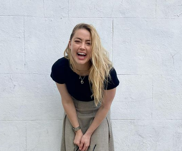 Dopo la battaglia legale con Johnny Depp, Amber Heard si rifugia in Spagna con la figlia Dopo la battaglia legale con Johnny Depp, Amber Heard si rifugia in Spagna con la figlia