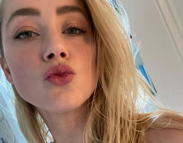 Dopo la battaglia legale con Johnny Depp, Amber Heard si rifugia in Spagna con la figlia Dopo la battaglia legale con Johnny Depp, Amber Heard si rifugia in Spagna con la figlia