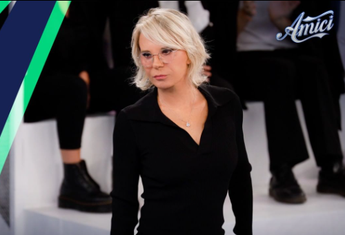 Fan senza parole: ai funerali di Berlusconi Maria De Filippi irriconoscibile in volto