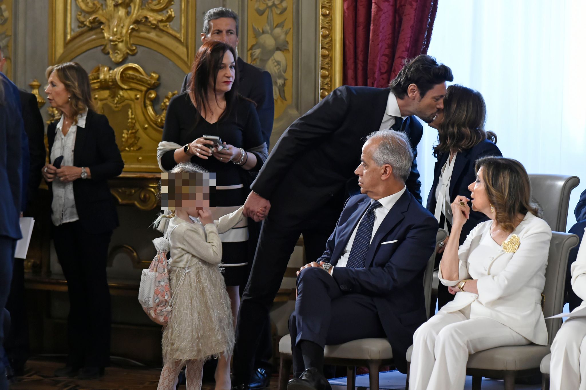 Il compagno Andrea e la figlia Ginevra, come è cambiata la vita della famiglia di Giorgia Meloni tra casa, impegni e viaggi