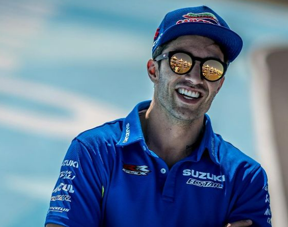 Elodie e Andrea Iannone escono allo scoperto, prime foto insieme sui social