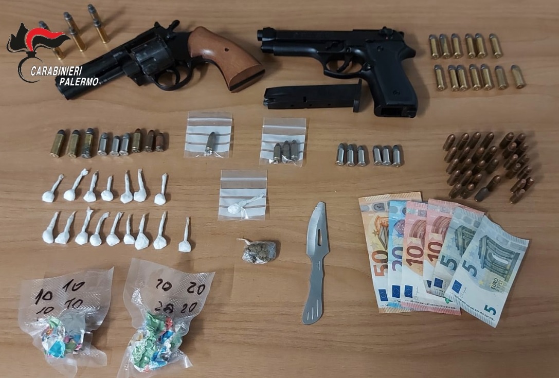 Droga, armi e soldi in auto, 29enne pregiudicato nei guai: si aprono le porte del carcere