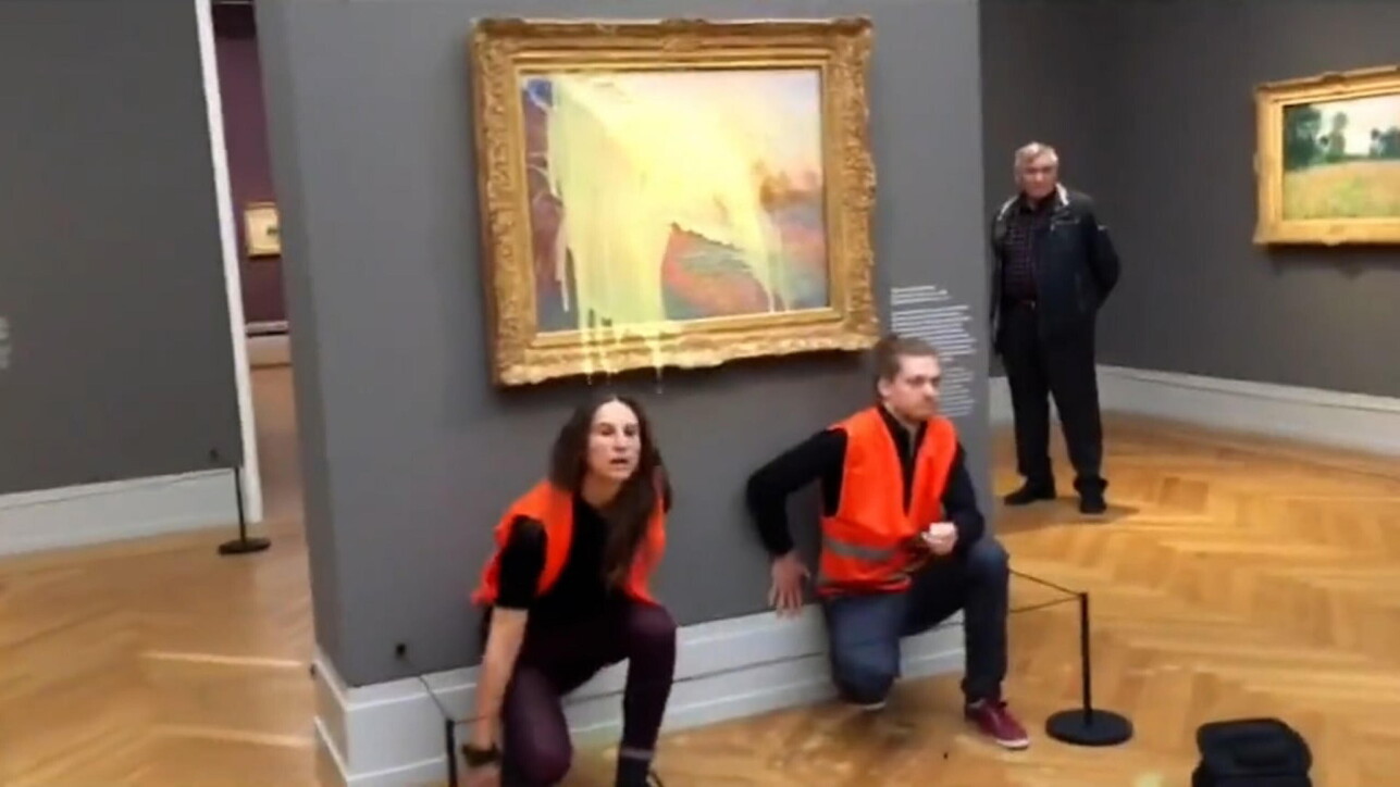 Germania, attivisti per il clima lanciano purè di patate su opera di Monet