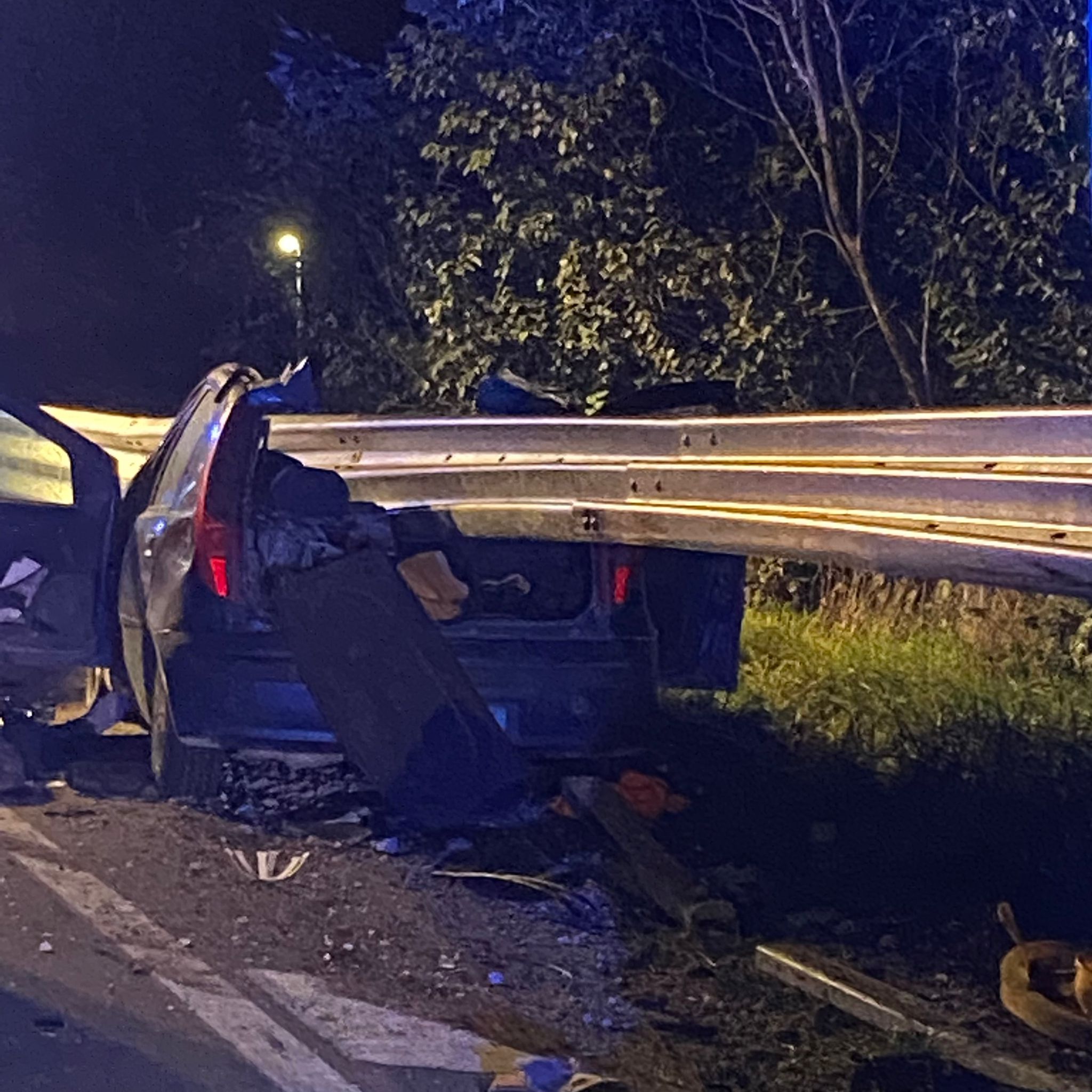 Auto tagliata in due dal guardrail: incidente mortale nell’Ennese