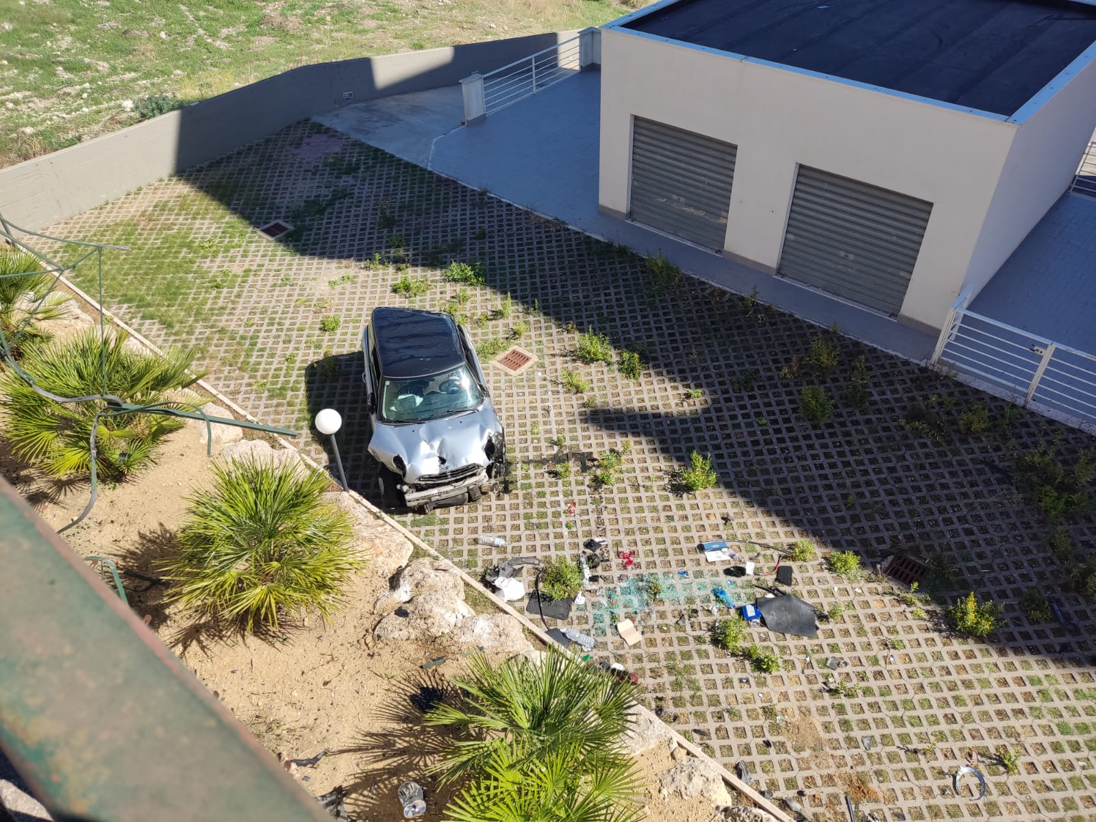 Incidente a San Cataldo, auto sfonda la ringhiera e precipita in un cortile Incidente a San Cataldo, auto sfonda la ringhiera e precipita in un cortile