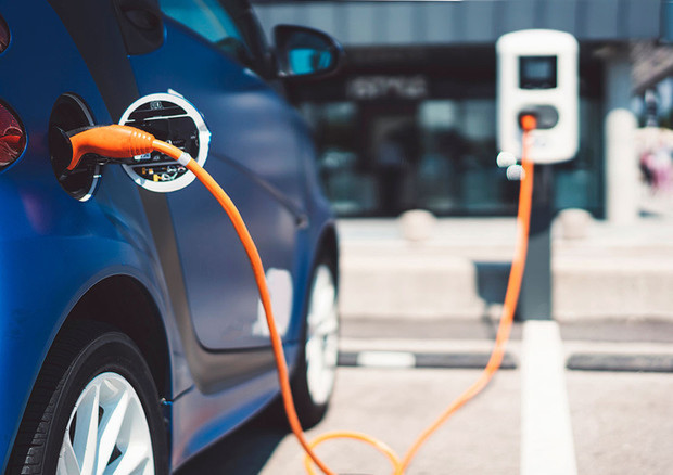 In Europa frena la vendita di auto elettriche e si arresta il calo delle emissioni di gas serra