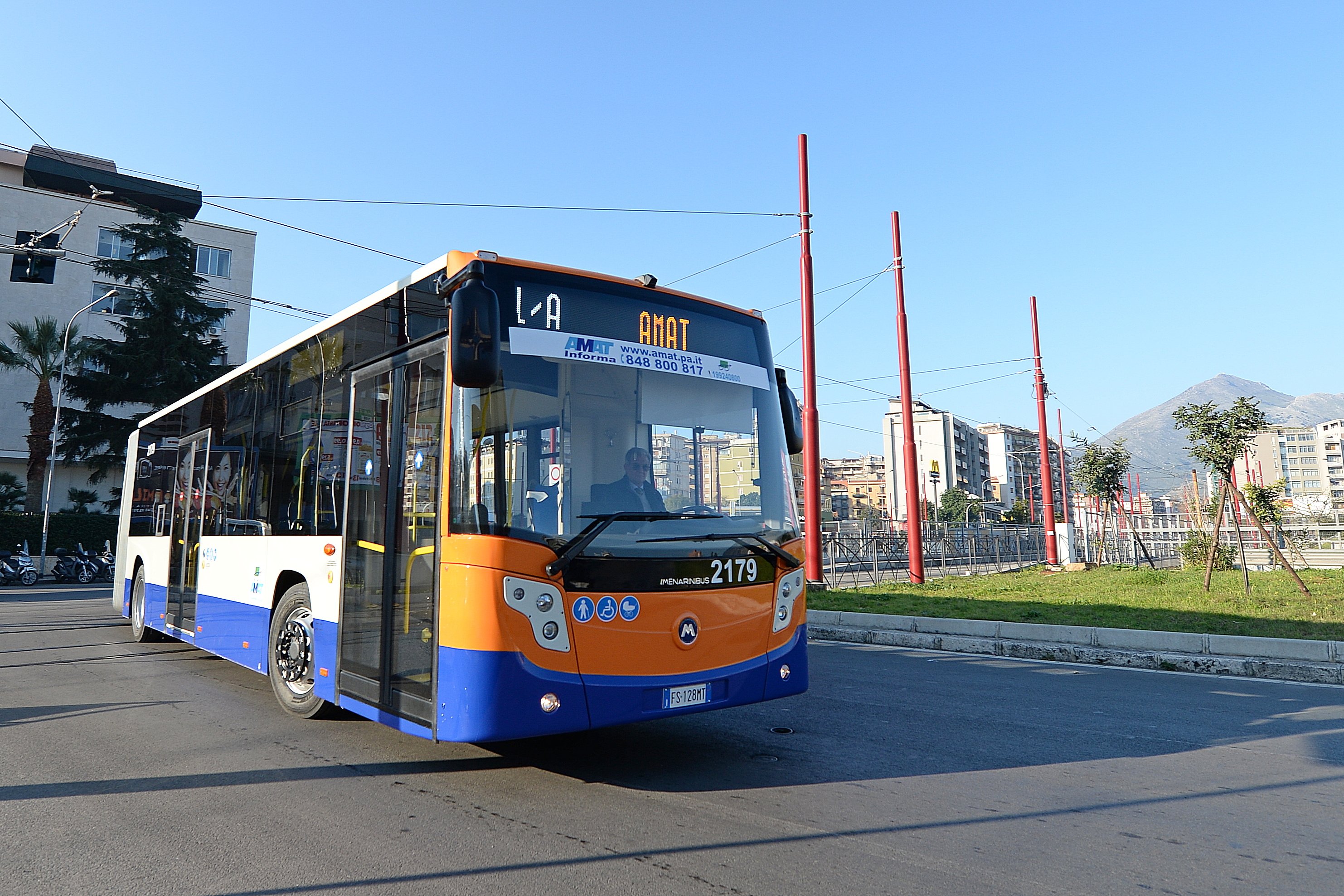 Palermo, sasso su un vetro di un autobus: danni alla linea 107