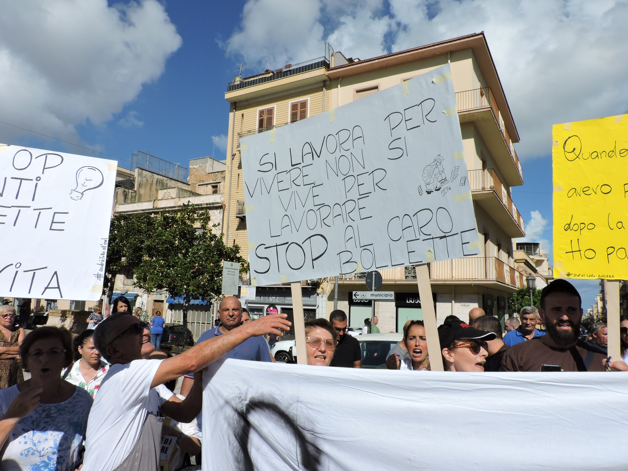 “Noi non paghiamo”: commercianti bruciano le bollette di luce e gas, tensione in Sicilia