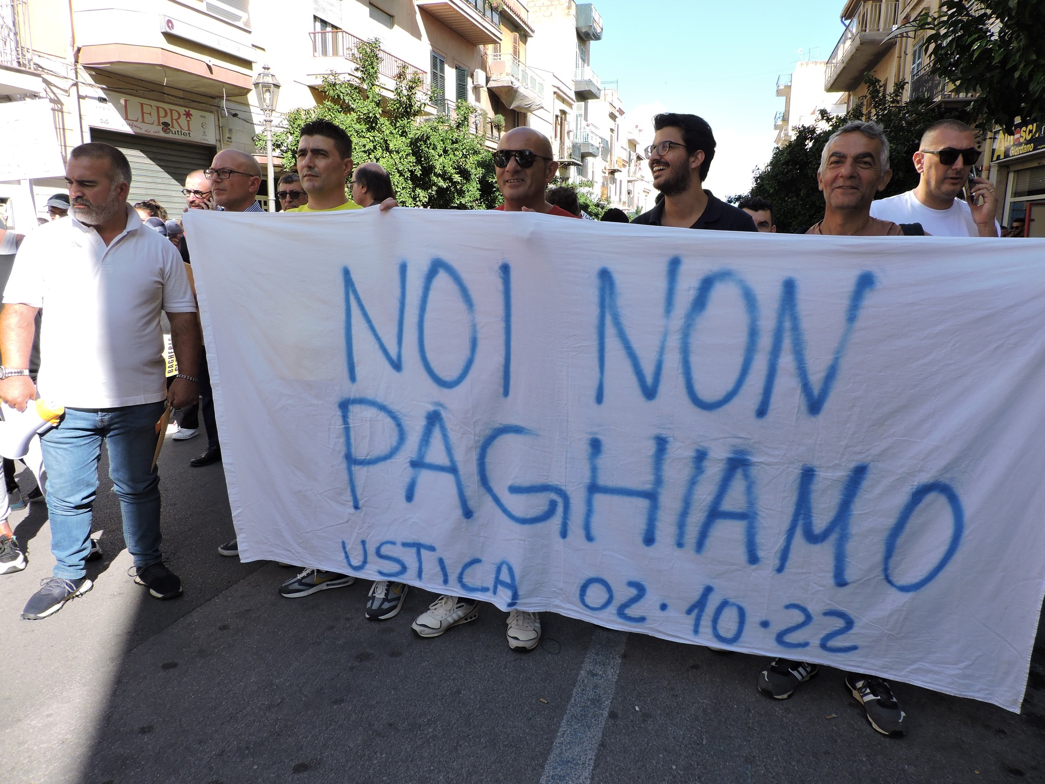 “Noi non paghiamo”: commercianti bruciano le bollette di luce e gas, tensione in Sicilia