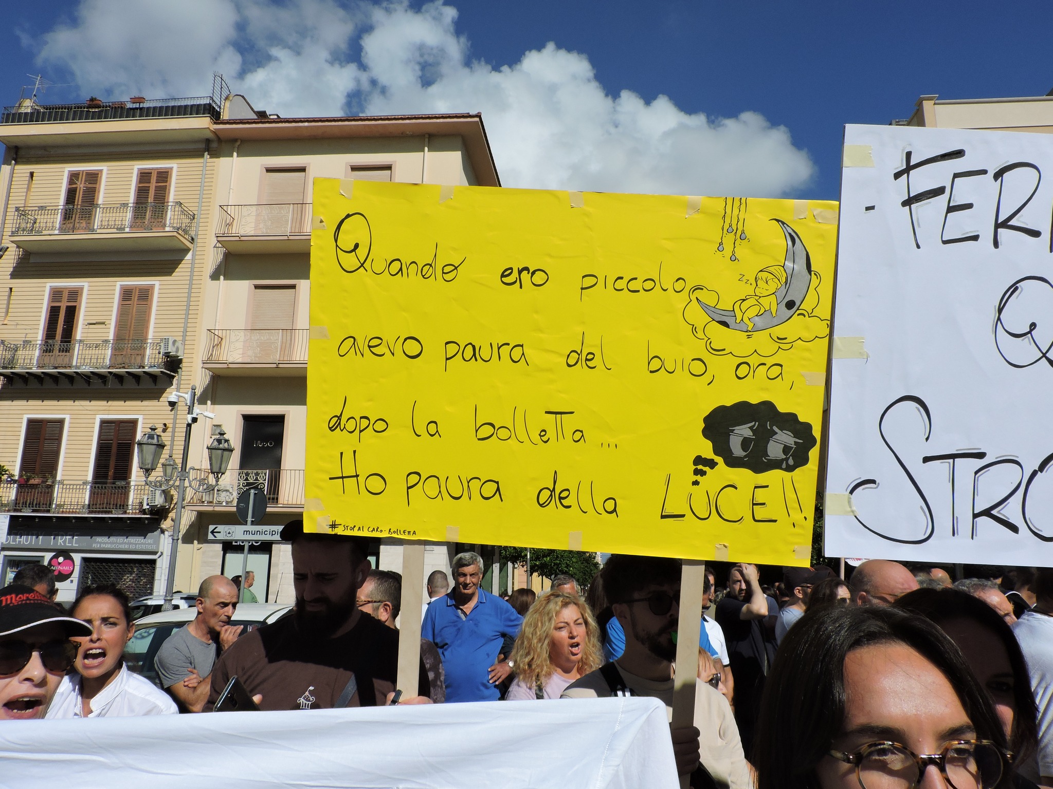 “Noi non paghiamo”: commercianti bruciano le bollette di luce e gas, tensione in Sicilia